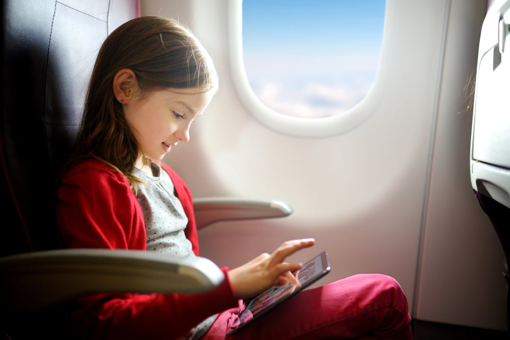 minimum age to travel alone in flight