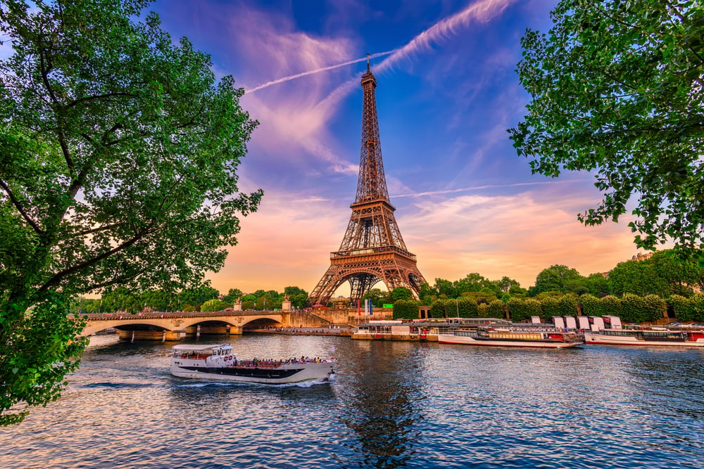 Torre Eiffel de Paris e rio Sena ao pôr do sol em Paris,
