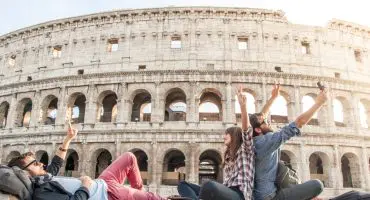 rome-group-of-friends-in-front-of-the-colosseum