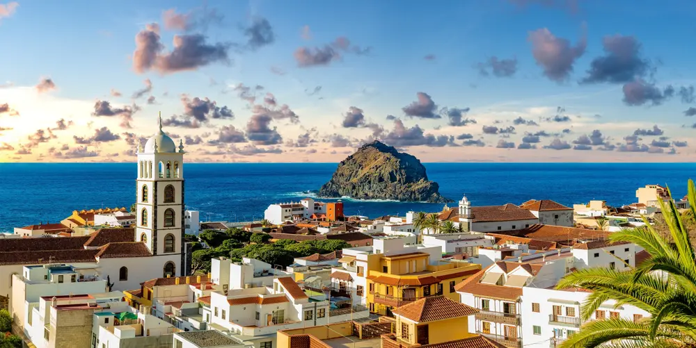 Discover Playa de Montaña Roja: Your Ultimate Beach Getaway in Spain