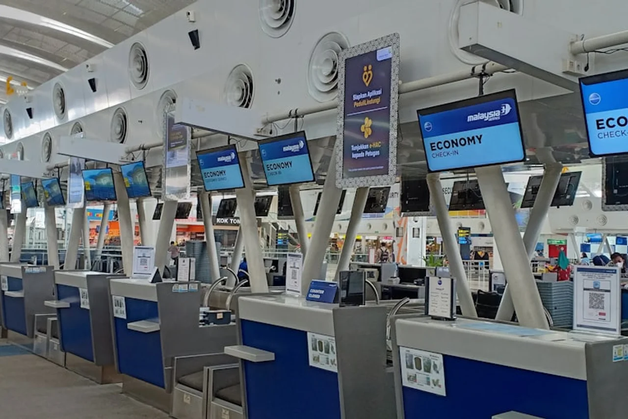 Traveller completing Ryanair airport bag drop after online check in
